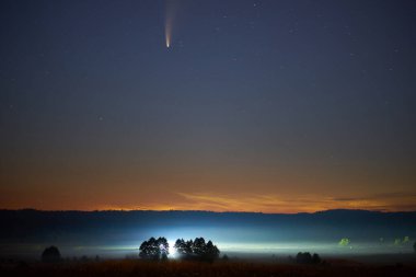 Astrofotoğrafçılık. C / 2020 F3 (NEOWISE) veya NEOWISE kuyruklu yıldızı, 27 Mart 2020 tarihinde keşfedildi..                              