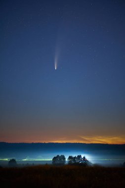 Astrofotoğrafçılık. C / 2020 F3 (NEOWISE) veya NEOWISE kuyruklu yıldızı, 27 Mart 2020 tarihinde keşfedildi..                              