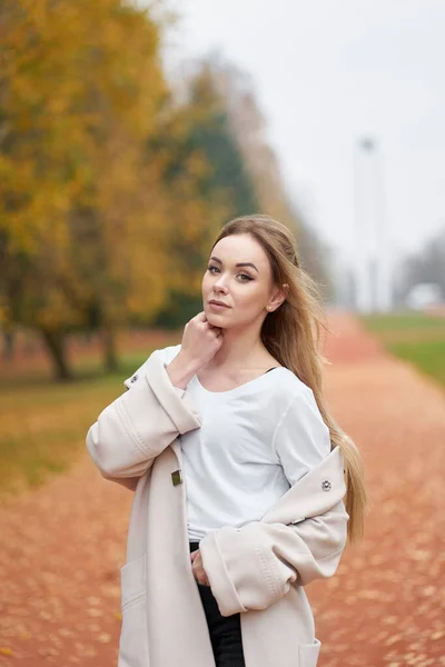 Herbstporträt Einer Schönen Jungen Frau Elegantem Mantel Weißem Hemd Und — Stockfoto