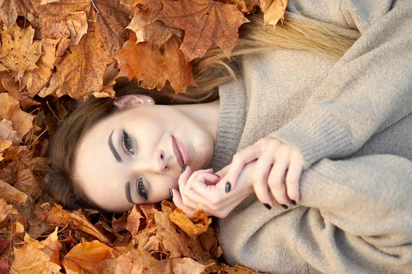 Charmantes Junges Mädchen Mit Süßem Lächeln Das Den Herbstblättern Liegt — Stockfoto