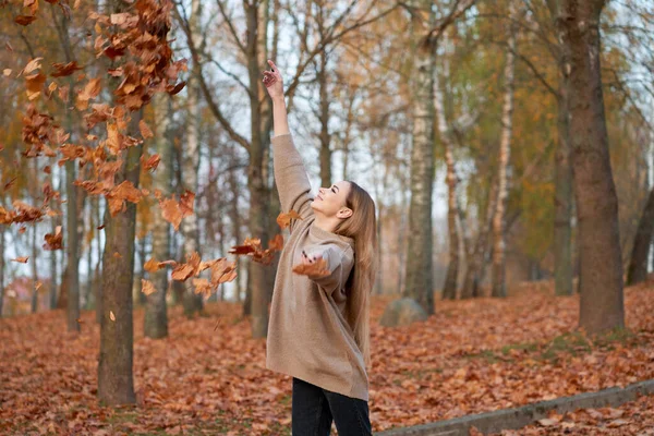 Geniet Van Herfst Mooie Stijlvolle Blonde Zelfverzekerde Meisje Dragen Trui — Stockfoto