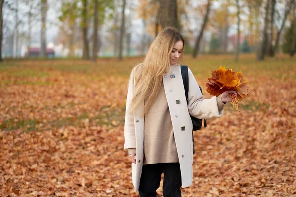 Осень Веселая Стильная Молодая Женщина Длинными Светлыми Волосами Современном Осеннем — стоковое фото