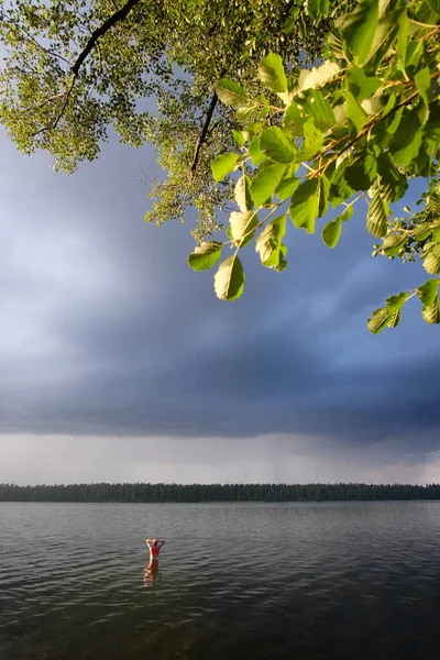 Молодая Женщина Ярком Топе Купается Озере — стоковое фото