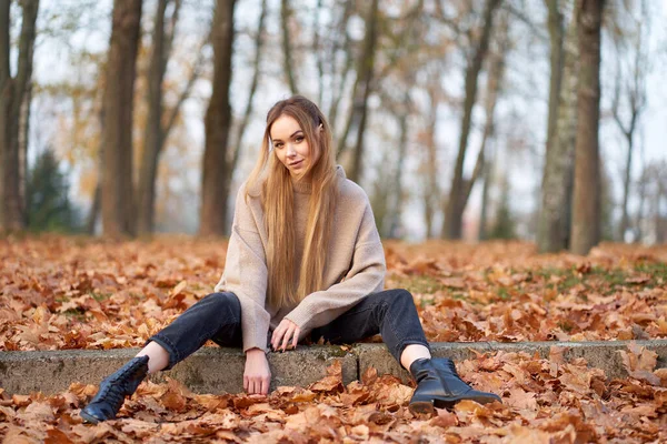 Jesienny Portret Hipster Cute Stylowa Dziewczyna Długimi Blond Włosami Noszenie — Zdjęcie stockowe
