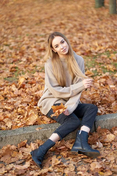 Herbstporträt Blondes Hübsches Mädchen Mit Schönen Langen Haaren Trägt Einen — Stockfoto