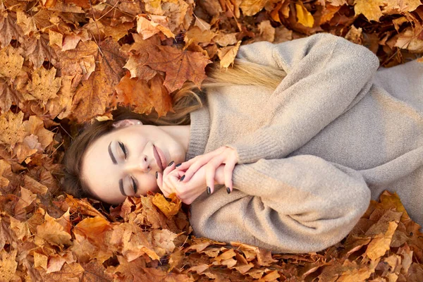 Glücklich Lächelndes Süßes Mädchen Mit Geschlossenen Augen Das Den Herbstblättern — Stockfoto