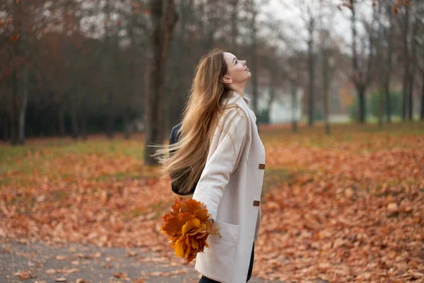 Moderne Jugendsammlung Glückliches Nettes Blondes Mädchen Trendigem Herbstmantel Und Schwarzer — Stockfoto