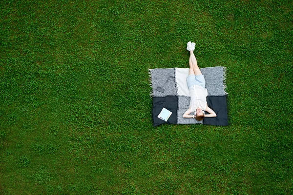 Young Attractive Caucasian Woman Closed Eyes Lying Blanket Green Grass — Stock Photo, Image