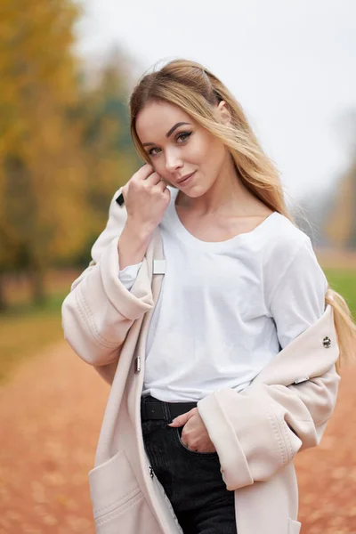 Herbstzeit Attraktiv Lächelnde Selbstbewusste Junge Frau Mit Langen Blonden Haaren — Stockfoto