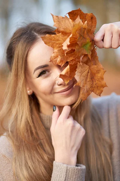 Herbstzeit Attraktives Blondes Mädchen Mit Charmantem Lächeln Trägt Trendigen Herbstpullover — Stockfoto