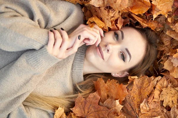 Mooi Jong Meisje Met Charmante Glimlach Liggend Herfstbladeren Ervan Genietend — Stockfoto