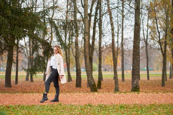 Attraktives Modisches Blondes Mädchen Weißem Hemd Schwarzer Jeans Trendigem Herbstmantel — Stockfoto