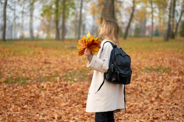 Moderne Junge Frau Mit Langen Blonden Haaren Trägt Trendigen Herbstmantel — Stockfoto