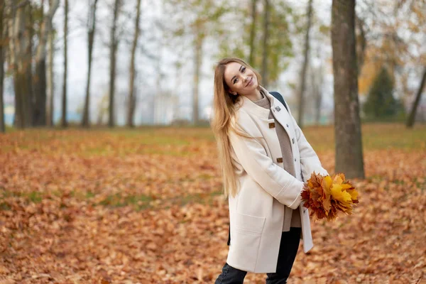 Fröhliche Hübsche Junge Frau Mit Langen Blonden Haaren Trägt Trendigen — Stockfoto