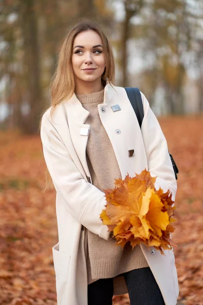 Herfst Portret Van Mooie Stijlvolle Blonde Meisje Met Boeket Esdoorn — Stockfoto