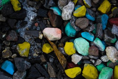  Sarı, mavi, pembe ve gri taş karda yalan