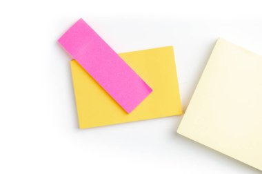 Ofis masası masa kalemi ve beyaz arkaplan üzerine postala.