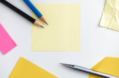 Ofis masası masa kalemi ve beyaz arkaplan üzerine postala.