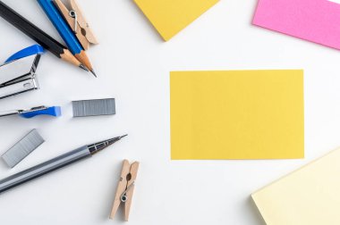 Ofis masası masa kalemi ve beyaz arkaplan üzerine postala.