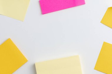 Ofis masası masa kalemi ve beyaz arkaplan üzerine postala.