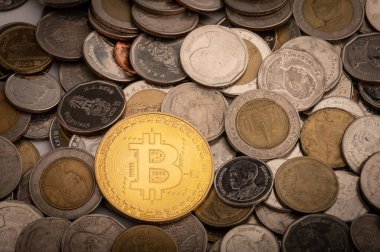 Bitcoin yere saçılmış bir madeni paranın üzerine konur..