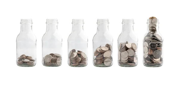 收集泰铢硬币在一个白色的背景玻璃瓶 收割路径 财务概念 储蓄概念 — 图库照片