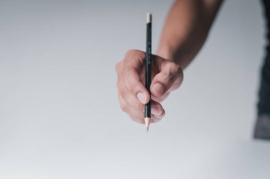Adamın eli, beyaz arka plandaki tabletteki yazma hareketini gösteriyor..