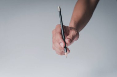 Adamın eli, beyaz arka plandaki tabletteki yazma hareketini gösteriyor..