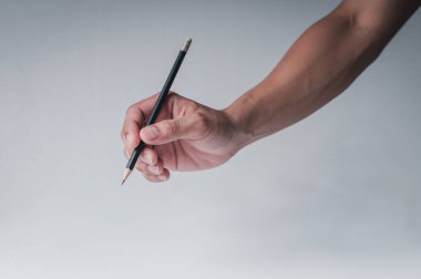 Adamın eli, beyaz arka plandaki tabletteki yazma hareketini gösteriyor..