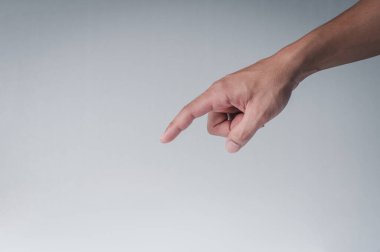 Adamın eli, beyaz arka plandaki tabletteki yazma hareketini gösteriyor..