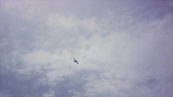 Avión vuela sobre la cabeza — Vídeos de Stock