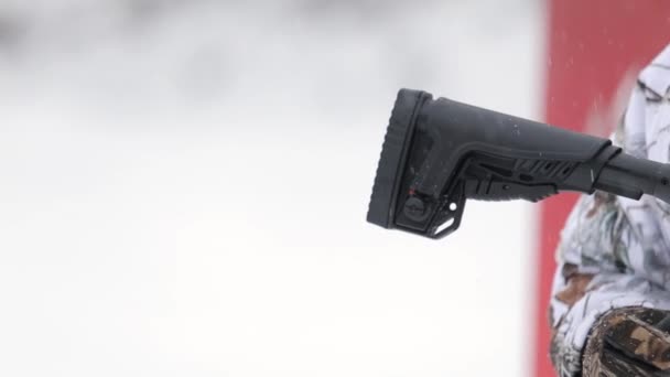 Γκρο πλαν Πανόραμα της τακτικής όπλο. Επανδρώνει το χέρι κατέχουν ένα πυροβόλο όπλο — Αρχείο Βίντεο
