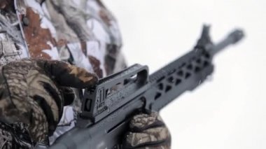 Taktik silah görünümünü yakın çekim. Bir silah ve araçlar Nişangah Haritayı el tutun mans