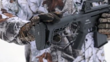 Taktik silah görünümünü yakın çekim. El tutmak bir silah ve gösteri popo tüfek mans