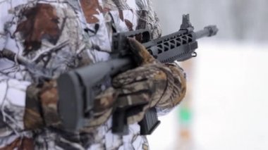 Taktik silah görünümünü yakın çekim. Eller silah mans