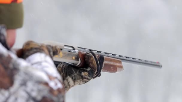 Una vista cercana del cazador con rifle. El cazador en objetivos de camuflaje con una escopeta — Vídeos de Stock