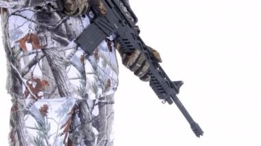 Panorama görüş-in tüfeği olan adam. Bir taktik tüfek hedeflerle kamuflaj avcı