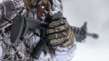 Avcılar eller taktik tüfeği kartuşu ile şarj