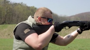 Kamuflaj hedefleri bir av tüfeği ile insanda Panorama görünümünü