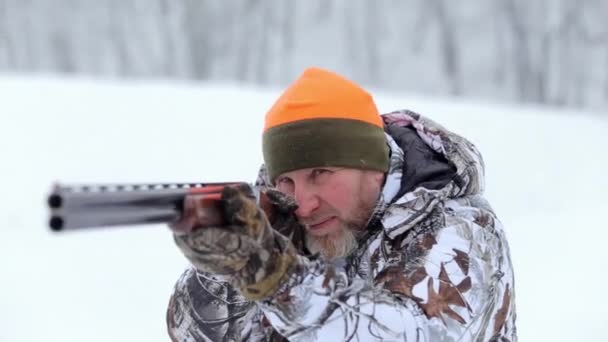 O caçador com espingarda de cano duplo. O caçador em alvos de camuflagem com um rifle — Vídeo de Stock