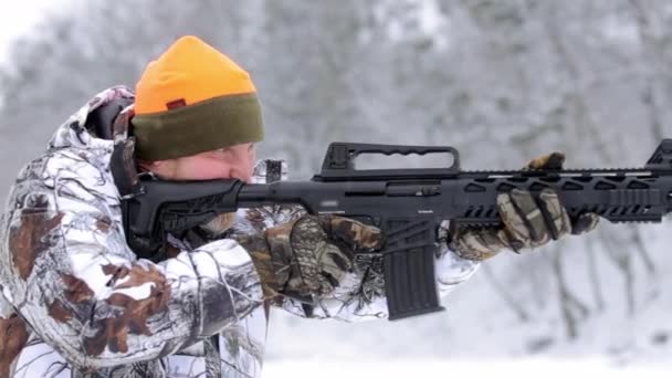 Vista panorámica del hombre con rifle. El cazador en objetivos de camuflaje con un rifle táctico — Vídeos de Stock