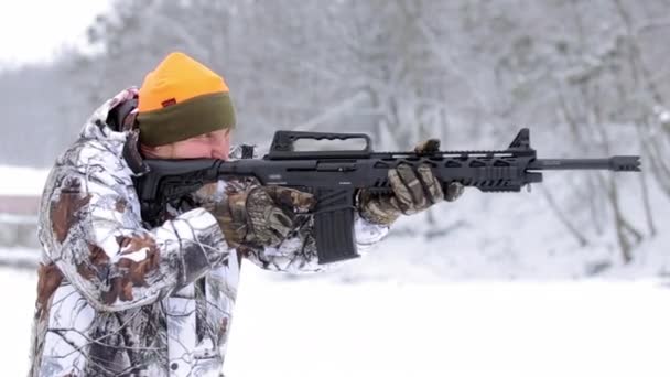 Mannen i kamouflage mål och skjuter med en taktisk gevär — Stockvideo