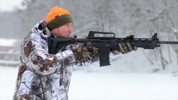 Slowmotion. The man in camouflage targets and shoots with a tactical rifle — Stock Video