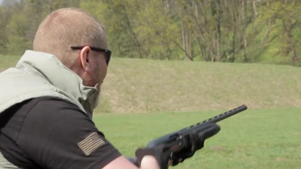 Μια κοντινή όψη των στόχων άνθρωπος με κυνηγετικό όπλο — Αρχείο Βίντεο