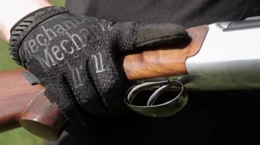 Görünümü tetikleyici tüfek kadar yakın. El tutmak bir tüfek mans