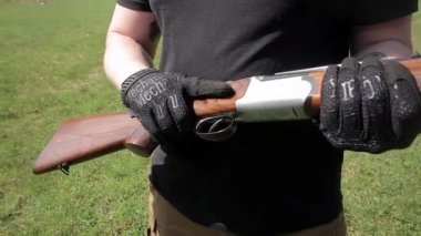 Panorama görünümü tüfek kadar yakın. El tutmak bir tüfek mans