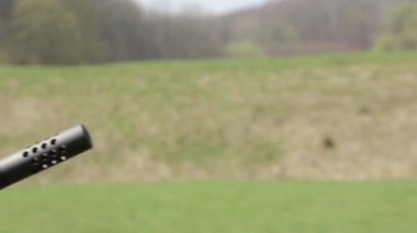 Bir close-up karabina varil. El tutmak bir karabina ve araçları Nişangah Haritayı mans