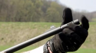 Bir close-up karabina varil. El kaldır bir susturucu bir karabina gelen mans
