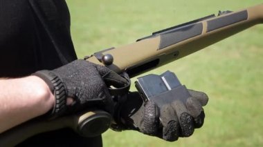 Eller mans şarj prensibi bir karabina gösterir