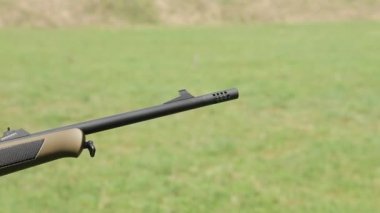 Panorama görünümü Carbine kadar yakın. El tutmak bir karabina mans